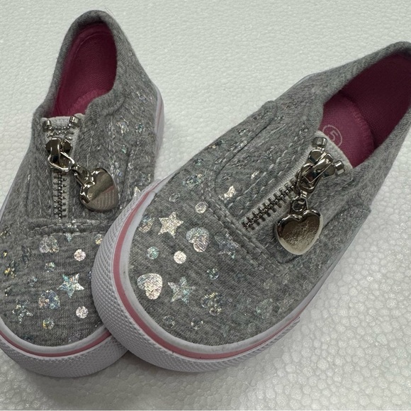 Girls Glitter Star Slip-On Sneakers Size 5 – Gray with Heart Charm Zipper - Picture 1 of 2